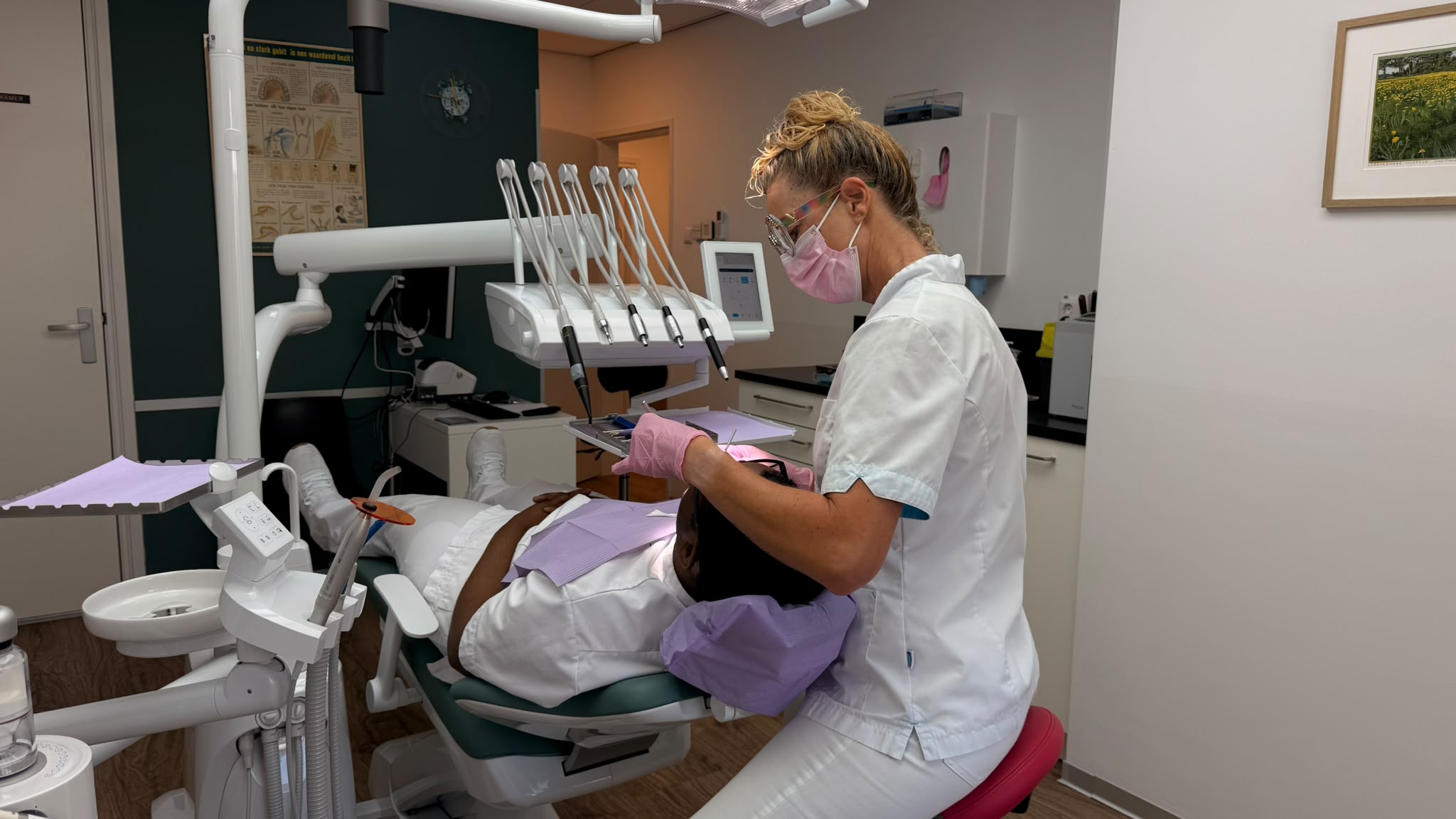 Claudia van der Hoek-Beemsterboer trabajando en la sala de tratamiento